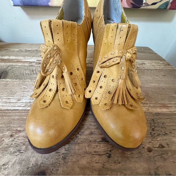 Seychelles Clue Oxford Fringe Heel Pump Shoe Anthropologie Mustard Retro 9.5 - Picture 2 of 10